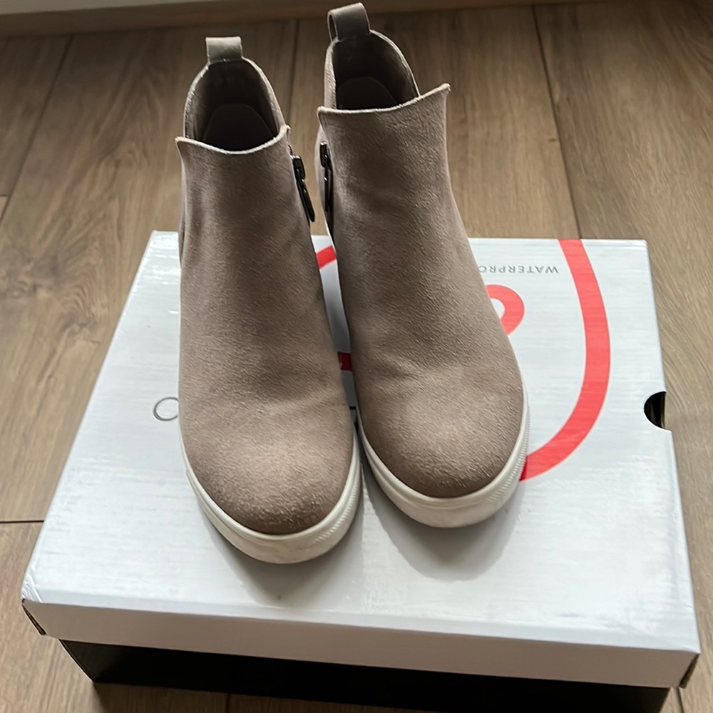 Blondo Shoes Georgette Waterproof Hidden Wedge Sneaker Mushroom suede size 7